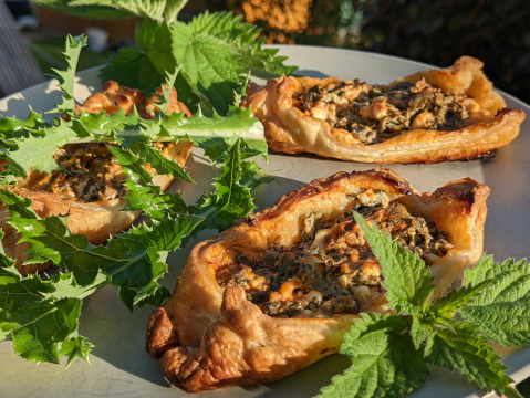 Wildkräuter-Blätterteigschiffchen